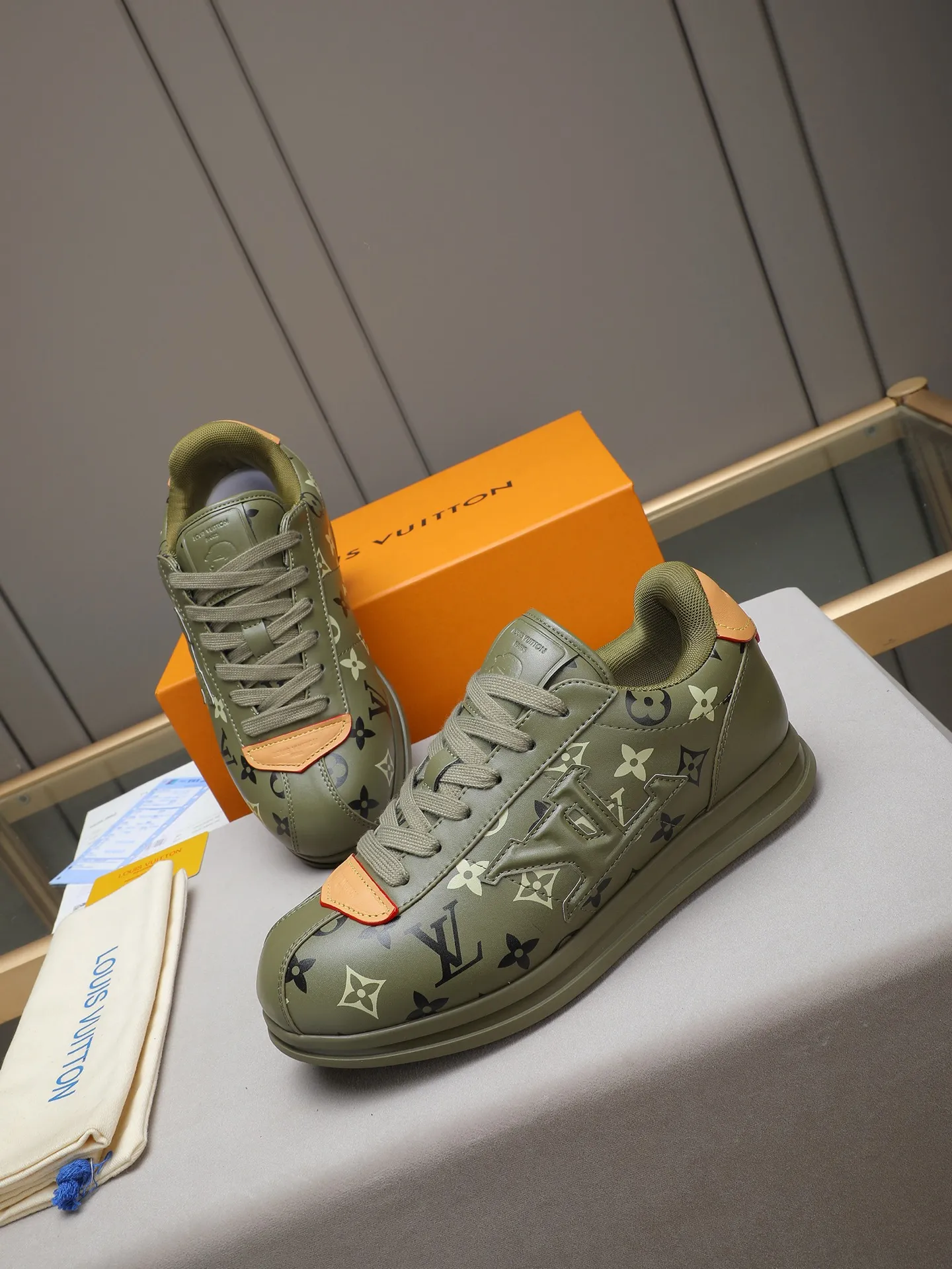 PP560 LV Louis Vuitton L Jialu Brand Runner Tatic Series Thick-soled Casual Sports Shoes Running Shoes Original purchase, development and production This LV Runner Tatic sports shoe combines technical materials such as mesh fabric and ribbons to interpret the inspiration of traditional mountaineering shoes. LV letters are written on one side, the lariat buckle of the quick lacing system is embellished with Monogram flowers and Louis Vuitton logos, and the light and wear-resistant rubber outsole completes the whole. ▪️Fabric: Original imported cowhide + mesh ▪️Inner lining: Original customized breathable mesh ▪️Sole: Original open-molded anti-slip rubber combination material ▪️Size: Men's 38-44 (customized for 45 and 46)